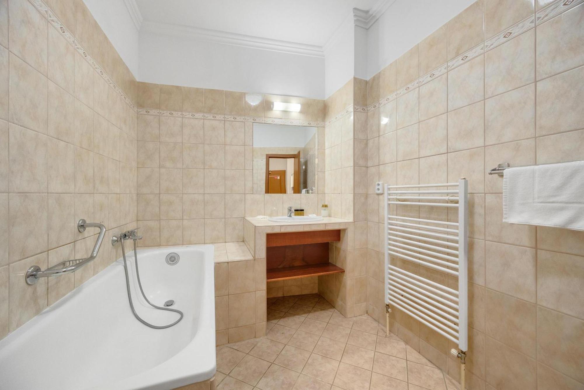 Hotel Reverie - Dependance, Check-In At Metropolitan Star Bratislava Exterior foto