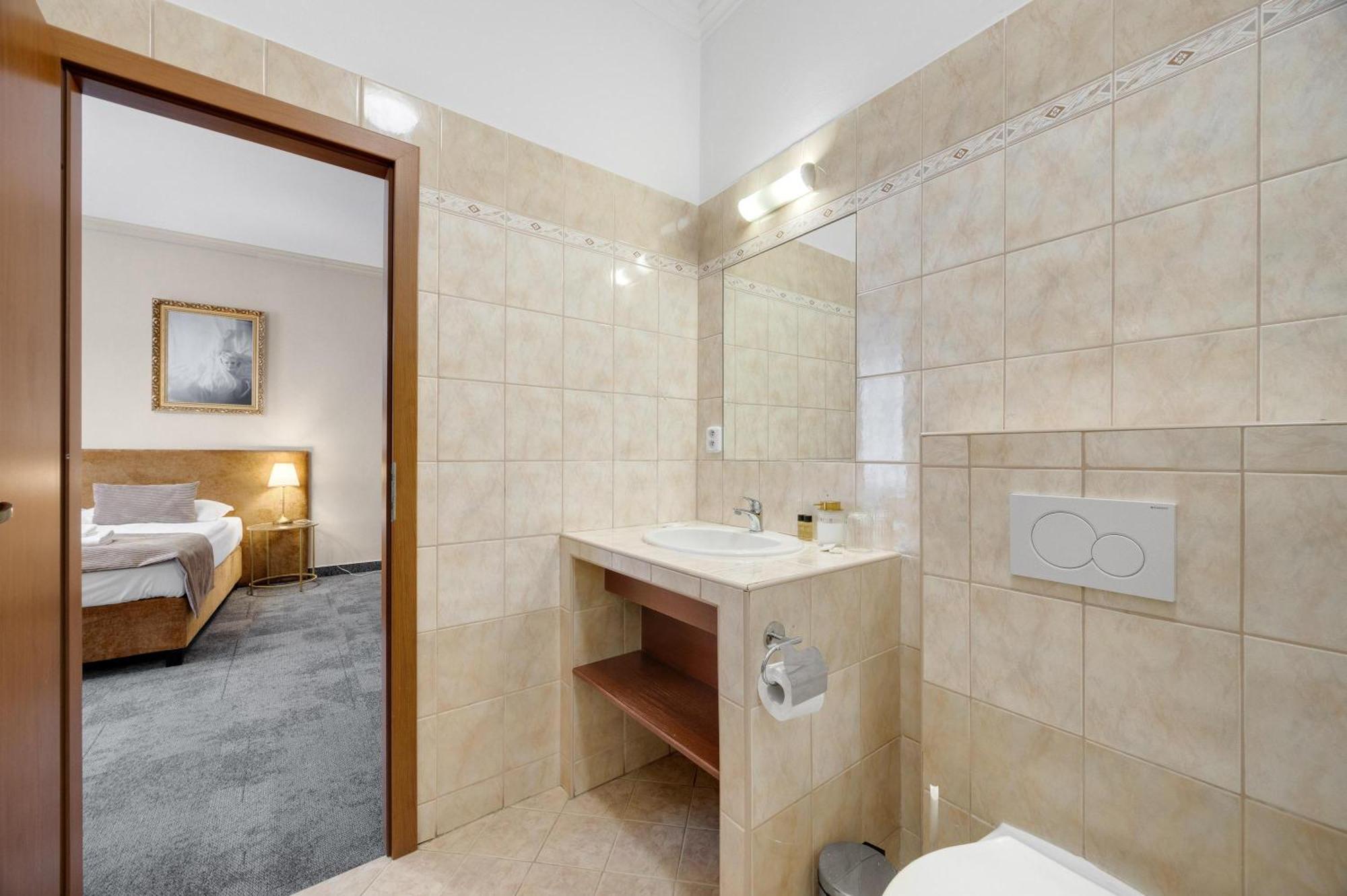 Hotel Reverie - Dependance, Check-In At Metropolitan Star Bratislava Exterior foto