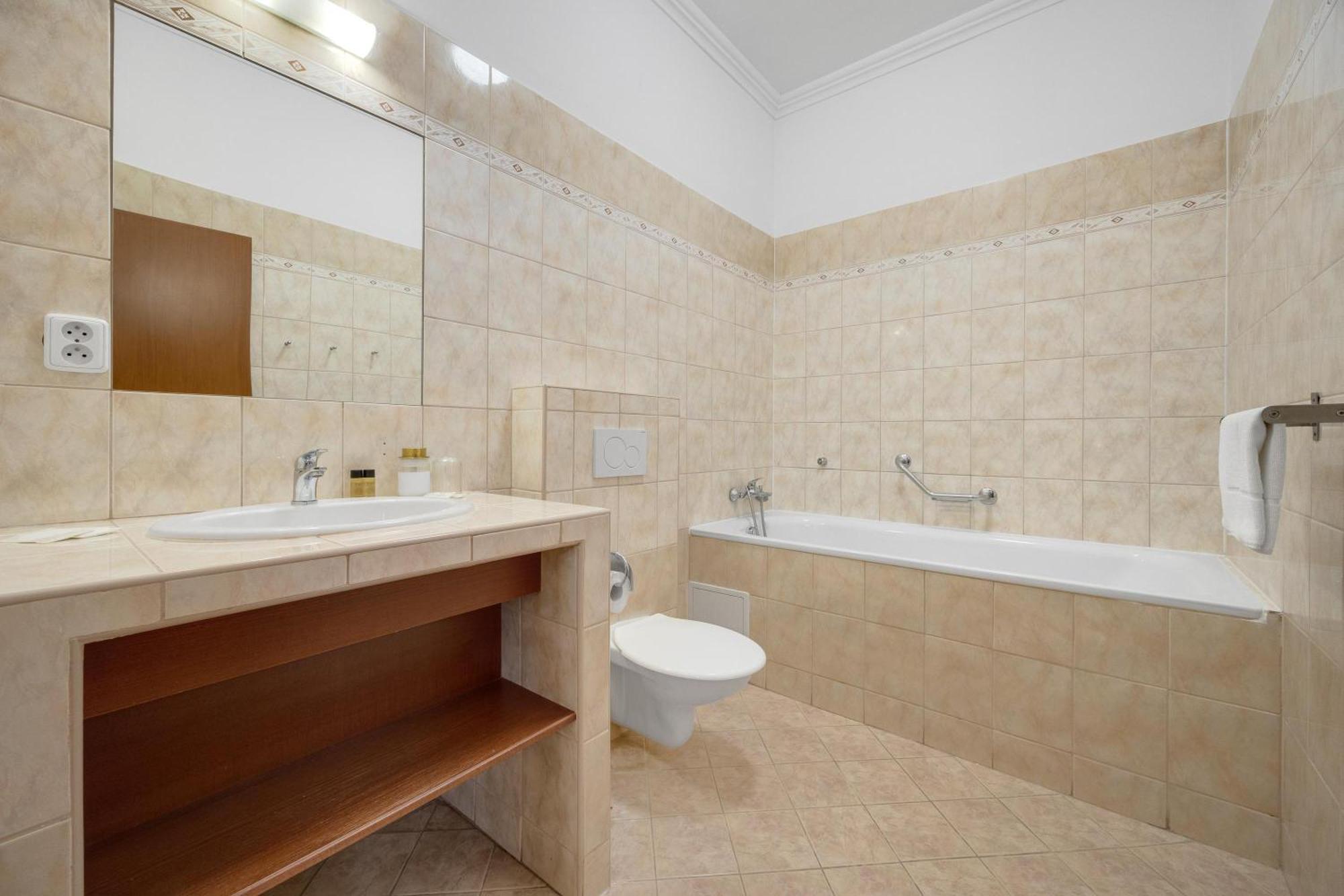 Hotel Reverie - Dependance, Check-In At Metropolitan Star Bratislava Exterior foto