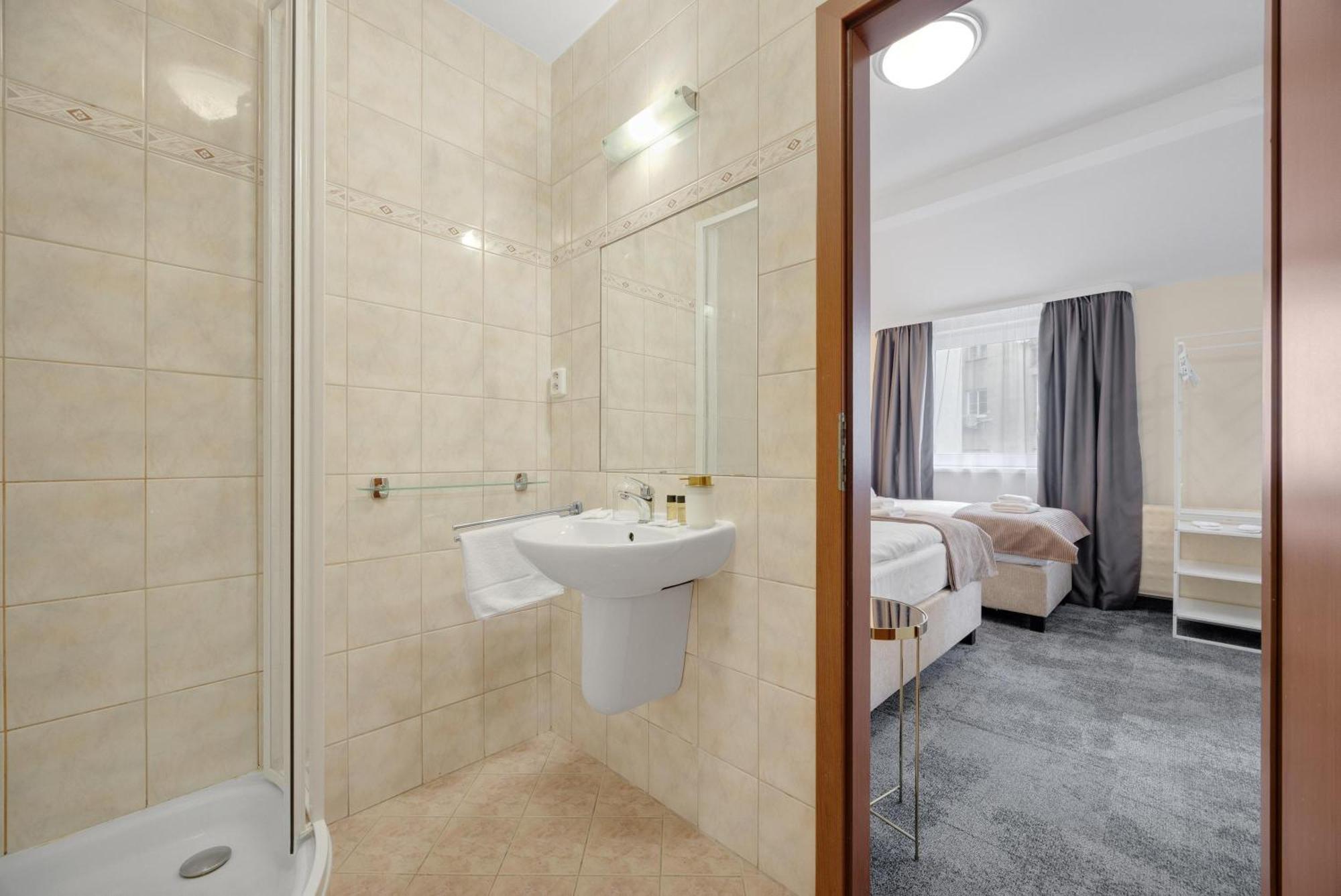 Hotel Reverie - Dependance, Check-In At Metropolitan Star Bratislava Exterior foto