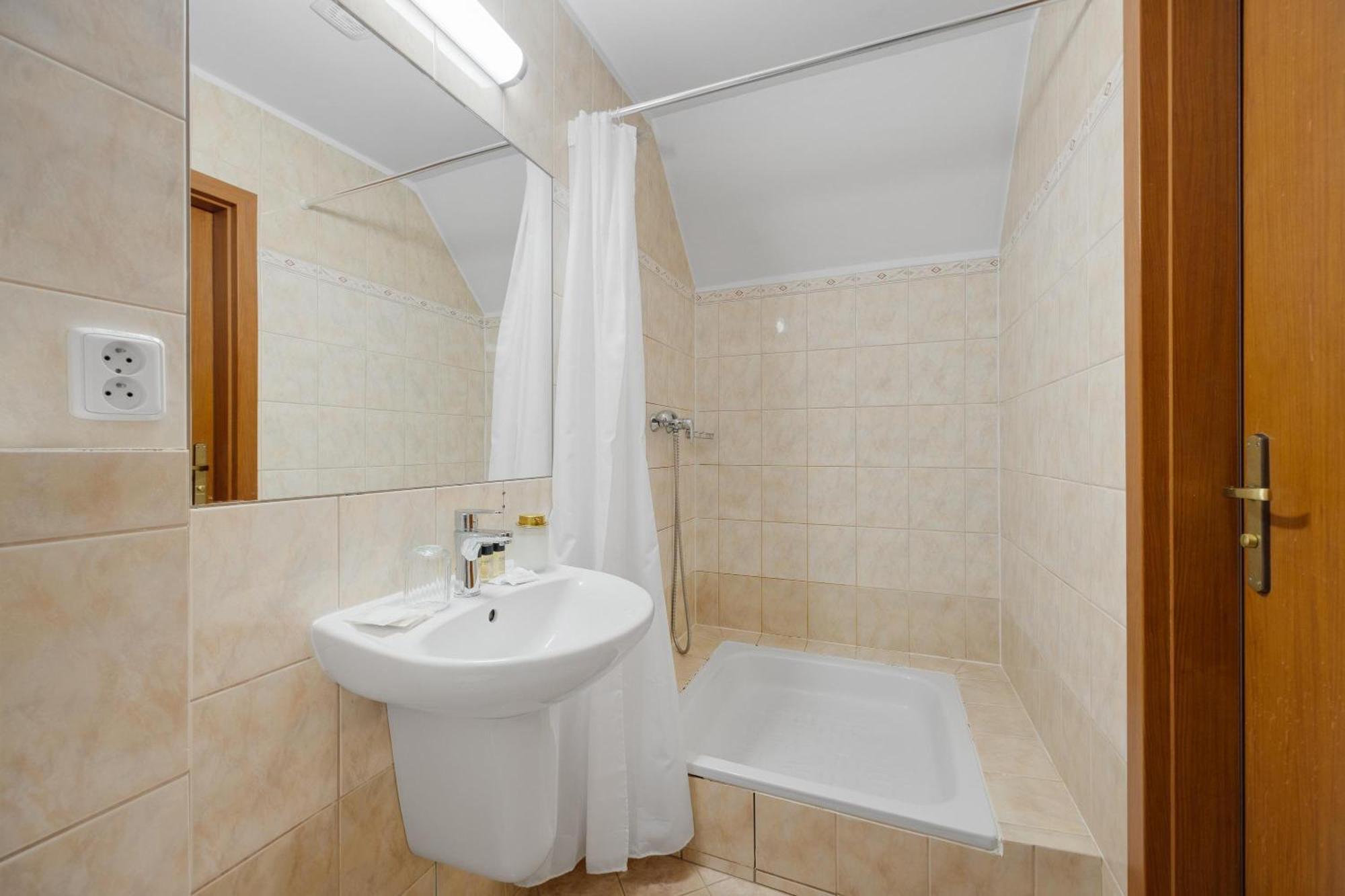 Hotel Reverie - Dependance, Check-In At Metropolitan Star Bratislava Exterior foto